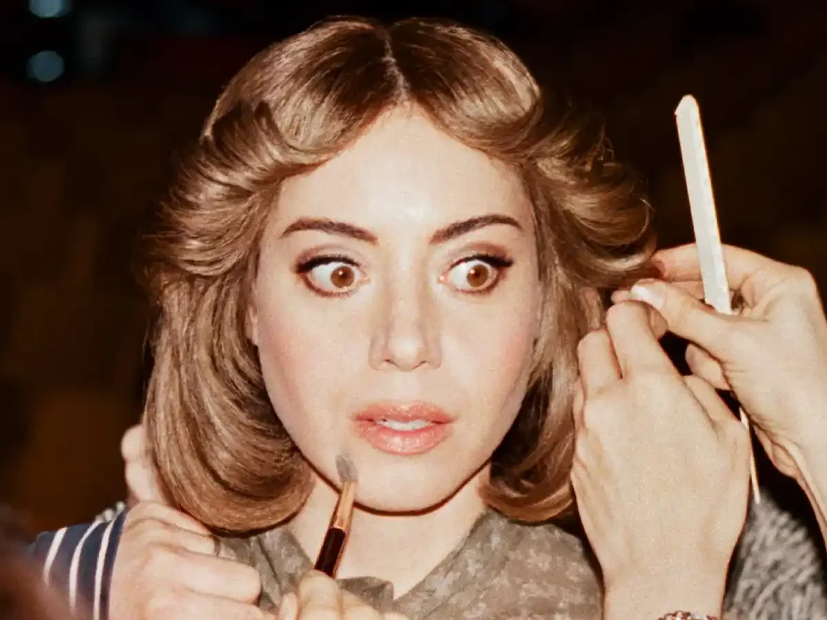 Aubrey Plaza, attrice di the White Lotus, è il volto della nuova campagna di Loewe aubrey plaza loewe © X