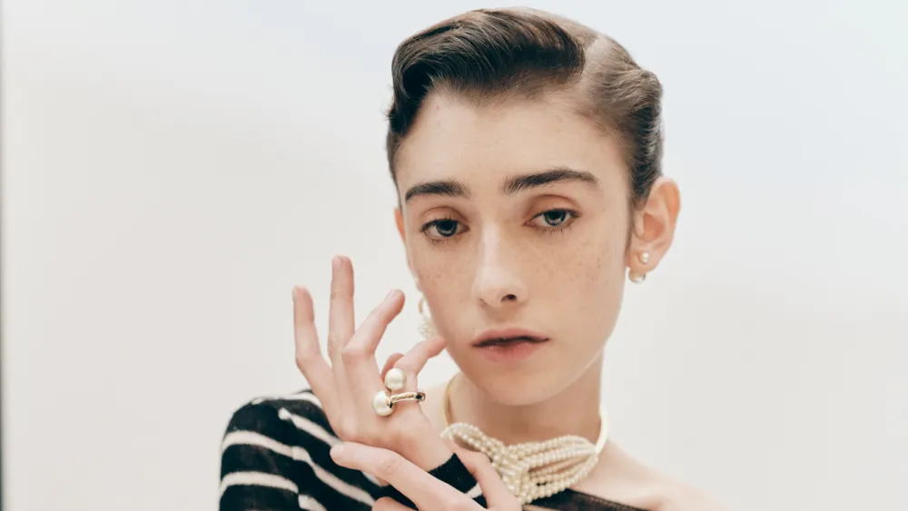 Dior lancia le inspo beauty dell’autunno 2024: sopracciglia bold e labbra “sbavate”