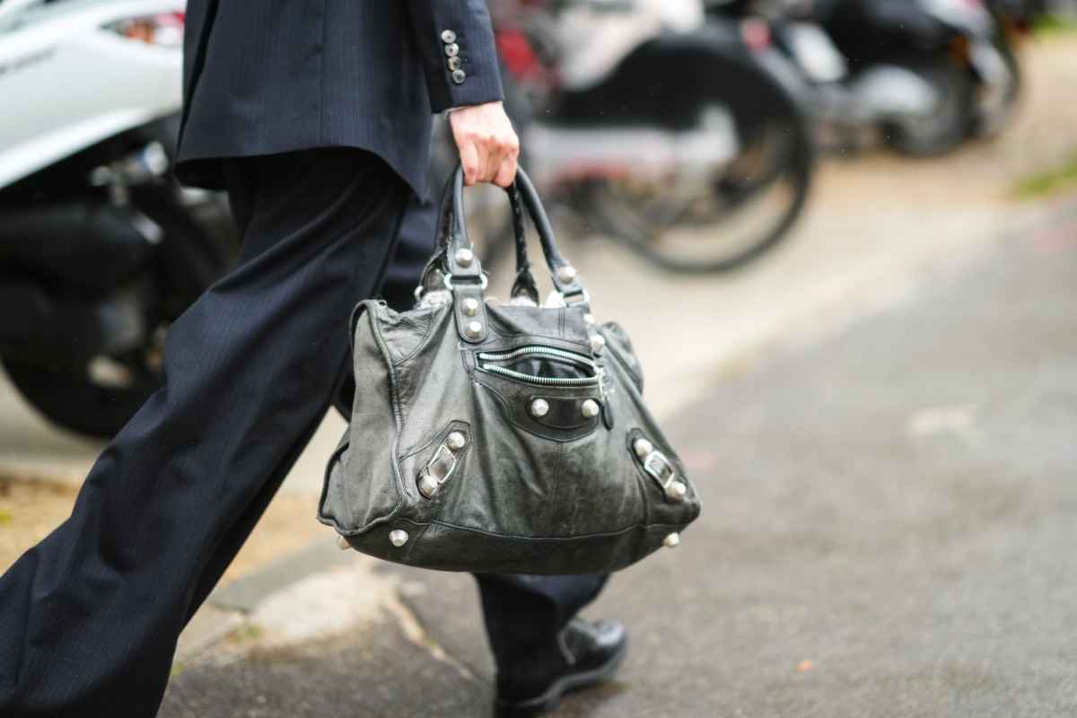 Balenciaga riporta in trend la borsa Le City (ed è subito anni 2000)