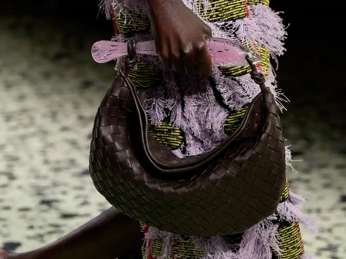 La borsa slouchy è la vostra nuova migliore amica: l’accessorio must have borsa slouchy