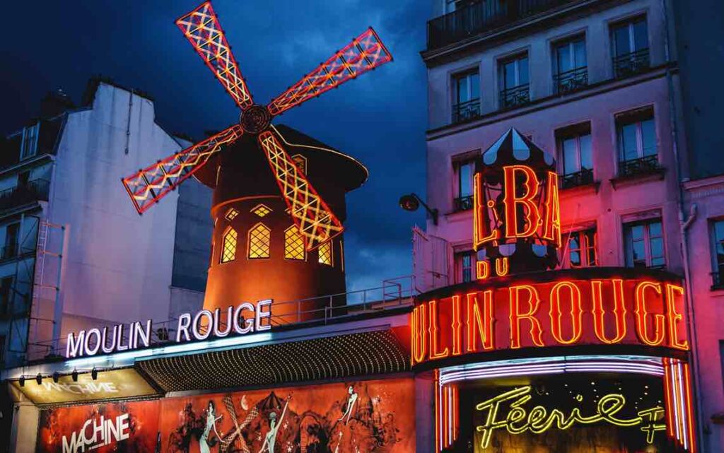Parigi, crollate le pale del Moulin Rouge