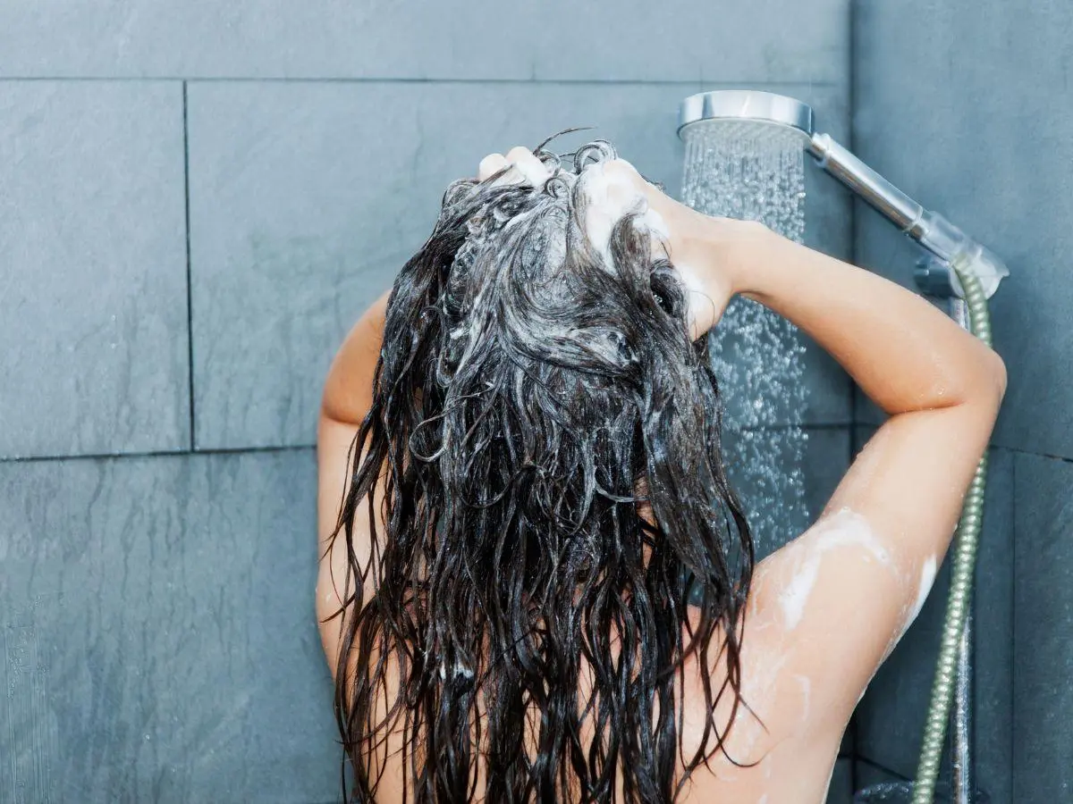 La doppia detersione capelli potrebbe essere la svolta contro la cute grassa doppia detersione capelli © radio 105