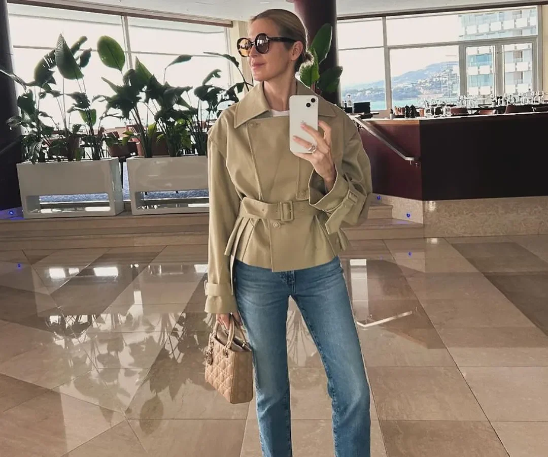 Il trench corto è il must have di questa stagione: parola di Kelly Rutherford trench corto © vogue italia