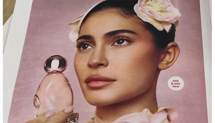 Cosmic Kylie Jenner è ufficialmente il profumo più venduto dell’anno: quali sono i motivi?