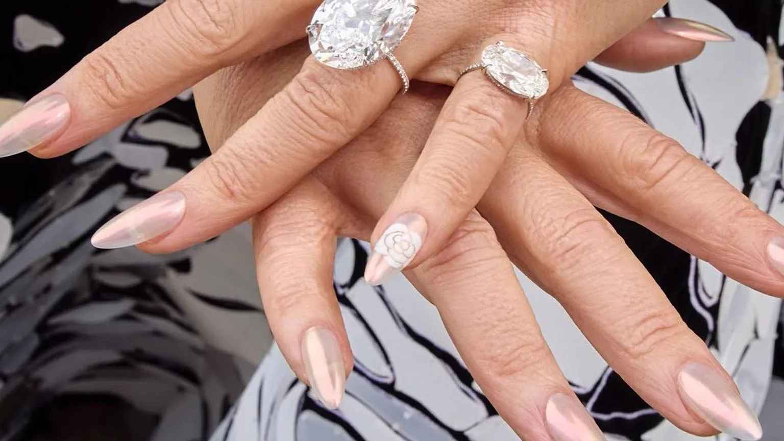 Le unghie glass slipper sono il nuovo trend dell’estate, parola di Met Gala