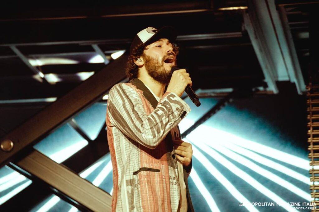 Riccardo Zanotti la voce dei Pinguini Tattici Nucleari al Palazzo Dello Sport - Ph © Ludovica Casula