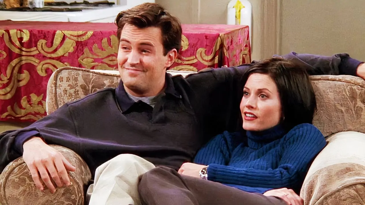Courteney Cox (Monica) ha raccontato di sentire lo spirito di Matthew Perry (Chandler): “Mi fa spesso visita”