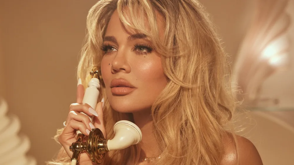 Khloé Kardashian annuncia la nuova collab beauty con Tatti Lashes (ed è uno dei suoi prodotti preferiti)