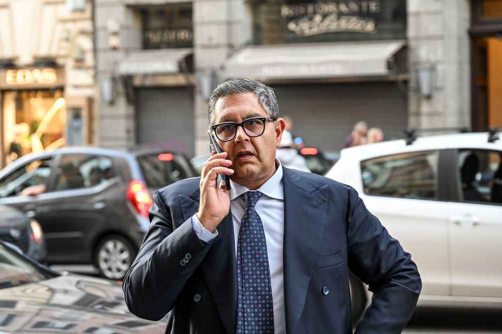 Toti è accusato per falso, frode, corruzione e regali, soldi alle escort: aperto un vaso di pandora