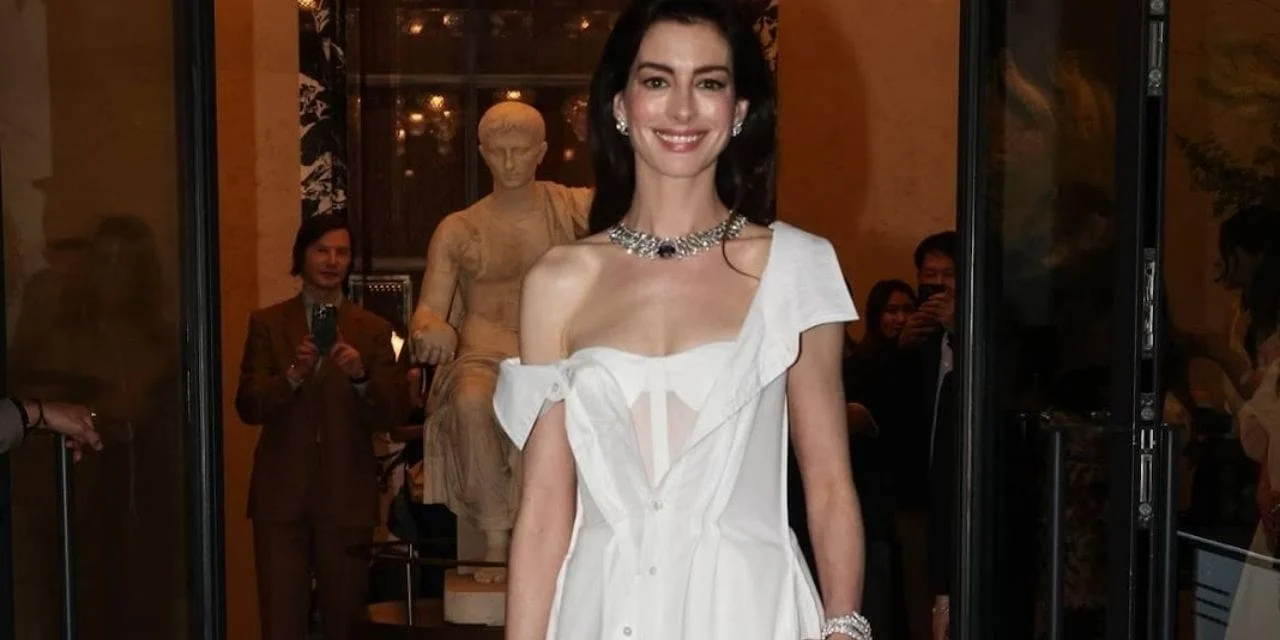 Gap venderà l’abito virale camicia personalizzato di Anne Hathaway