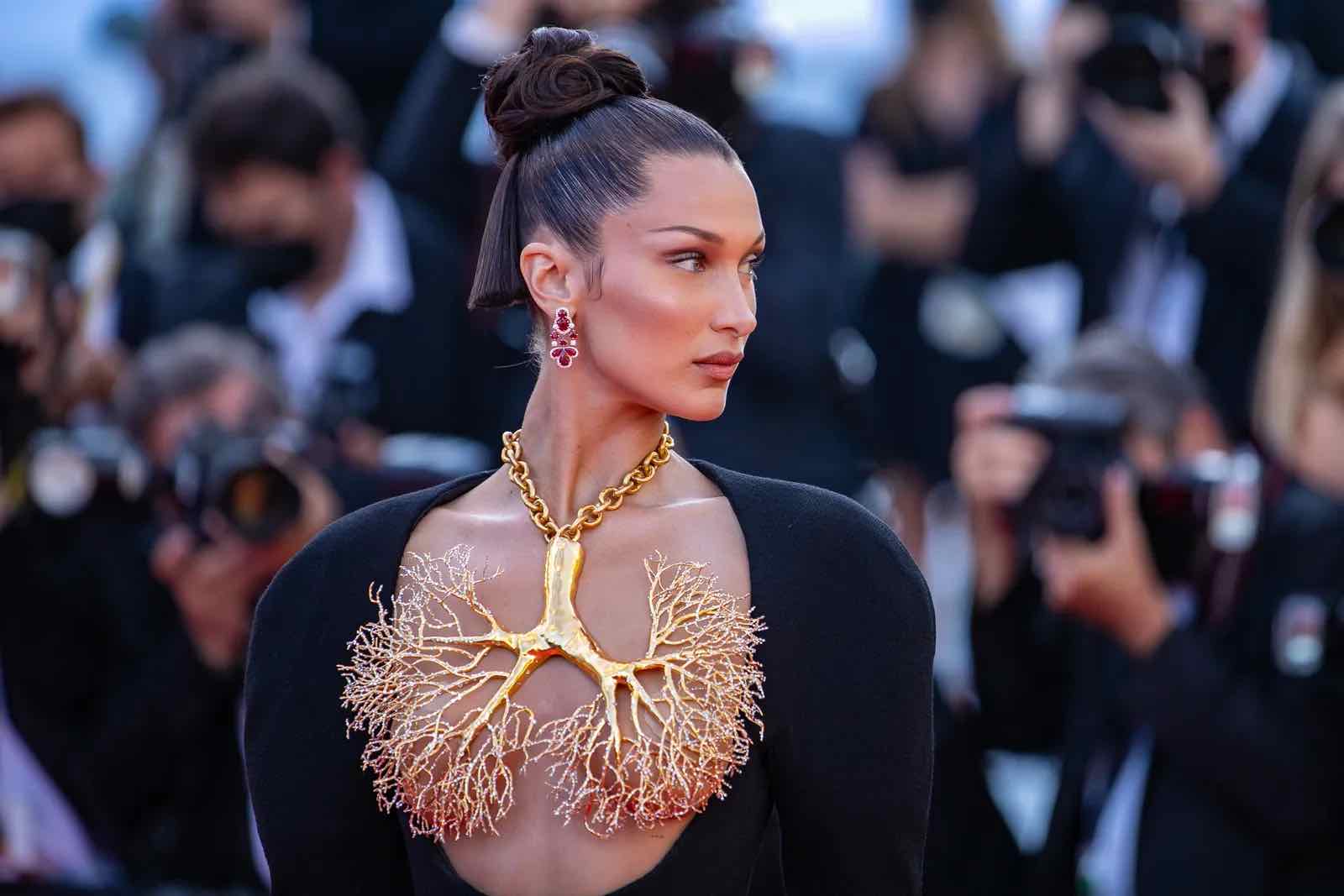 Bella Hadid: i 5 outfit iconici della modella