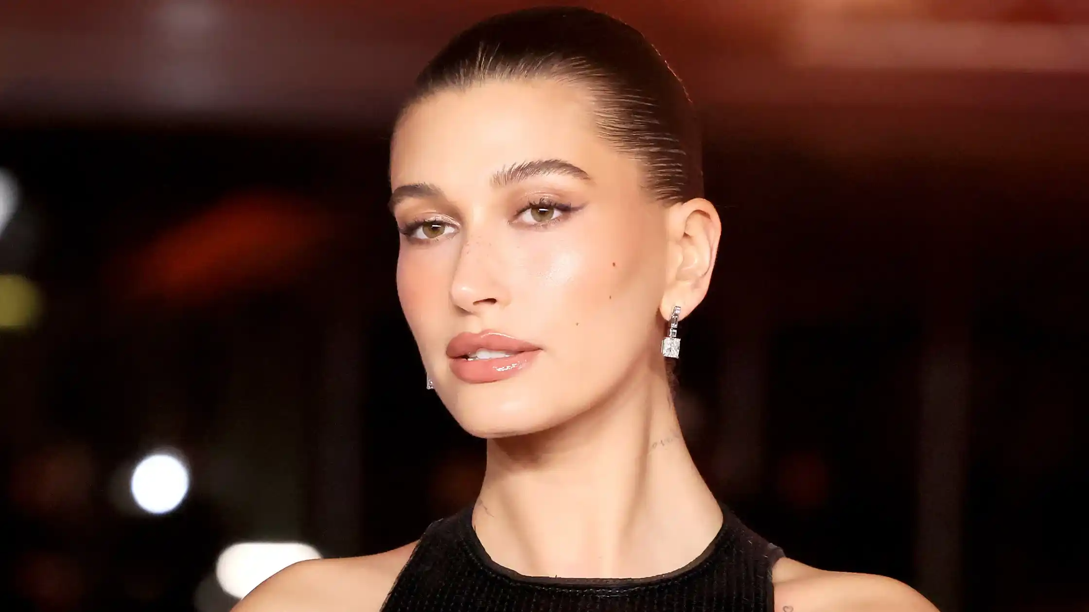 Hailey Bieber ha annunciato la sua gravidanza e non ha potuto fare a meno di (ri)lanciare un nuovo trend, le glazed nails