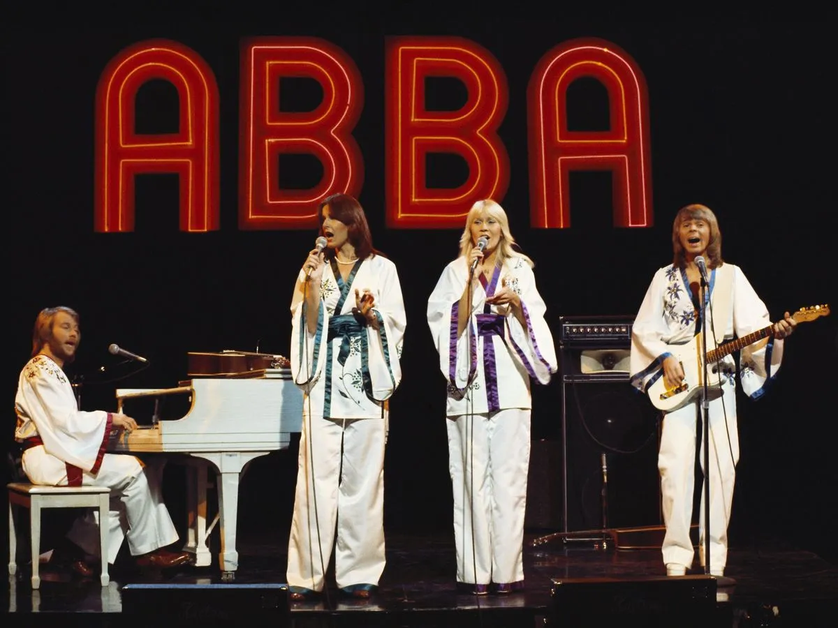 Il Re di Svezia nomina gli Abba cavalieri harpers bazaar abba cavalieri