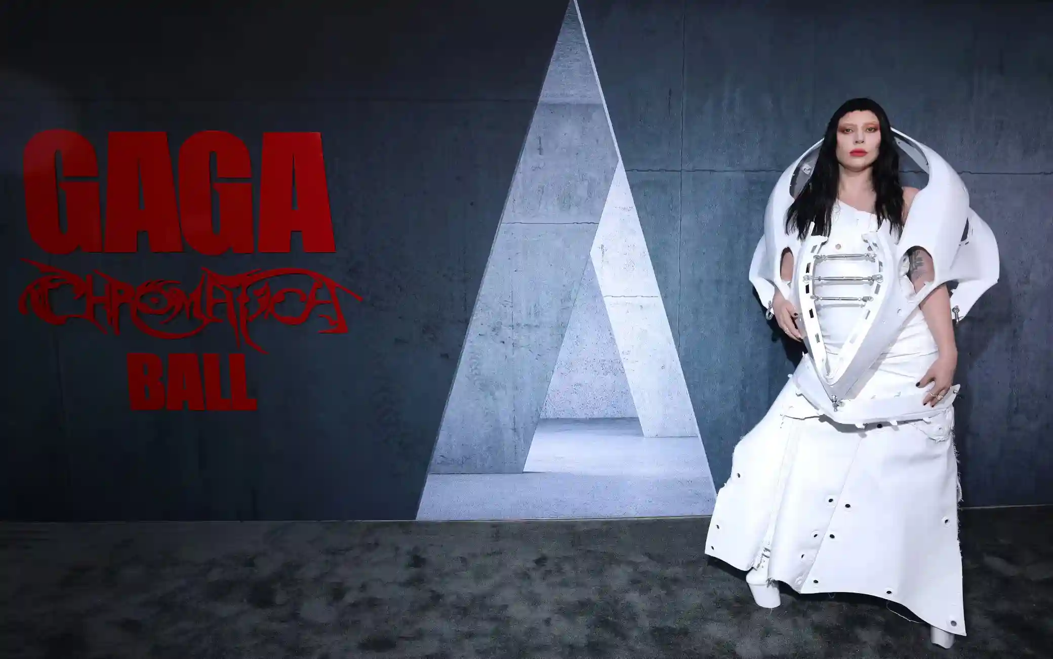 Lady Gaga sfoggia un castano freddo per la prima del Chromatica Ball Tour