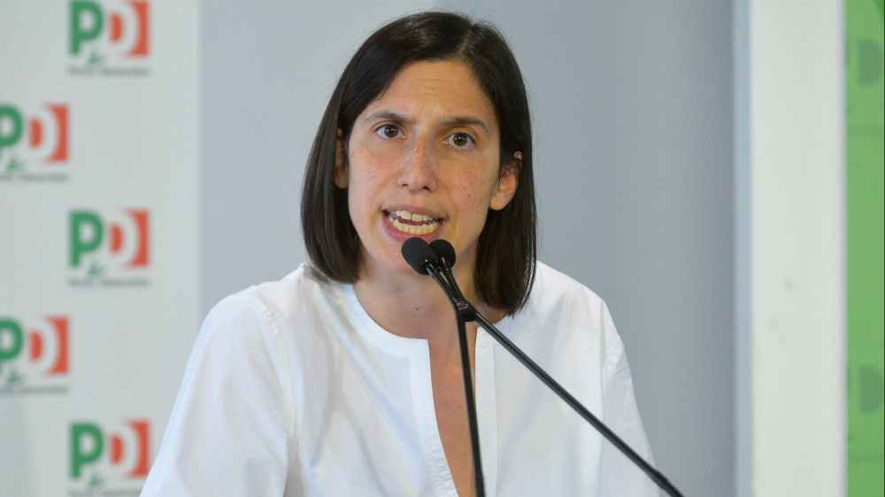 Elly Schlein, arriva la proposta sul congedo paritario pagato al 100% per entrambi i genitori: “Lo abbiamo già detto un anno fa, lo ribadiamo oggi” Elly Schlein