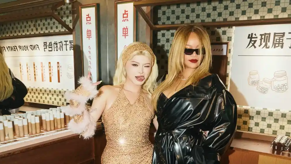 Rihanna apre il primo pop-up di Fenty Beauty in Cina (e prepara pancake per i fan)