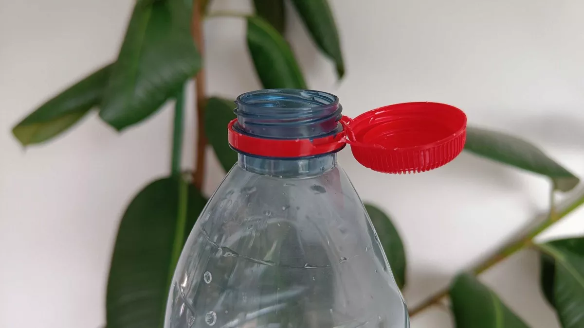 Tappi attaccati alle bottiglie di plastica, dal 3 luglio 2024 scatta l’obbligo
