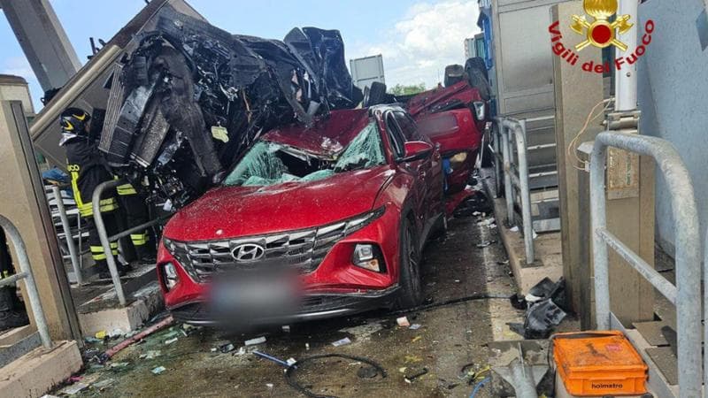 Tre morti in un incidente stradale al casello autostradale dell’A12 a Rosignano