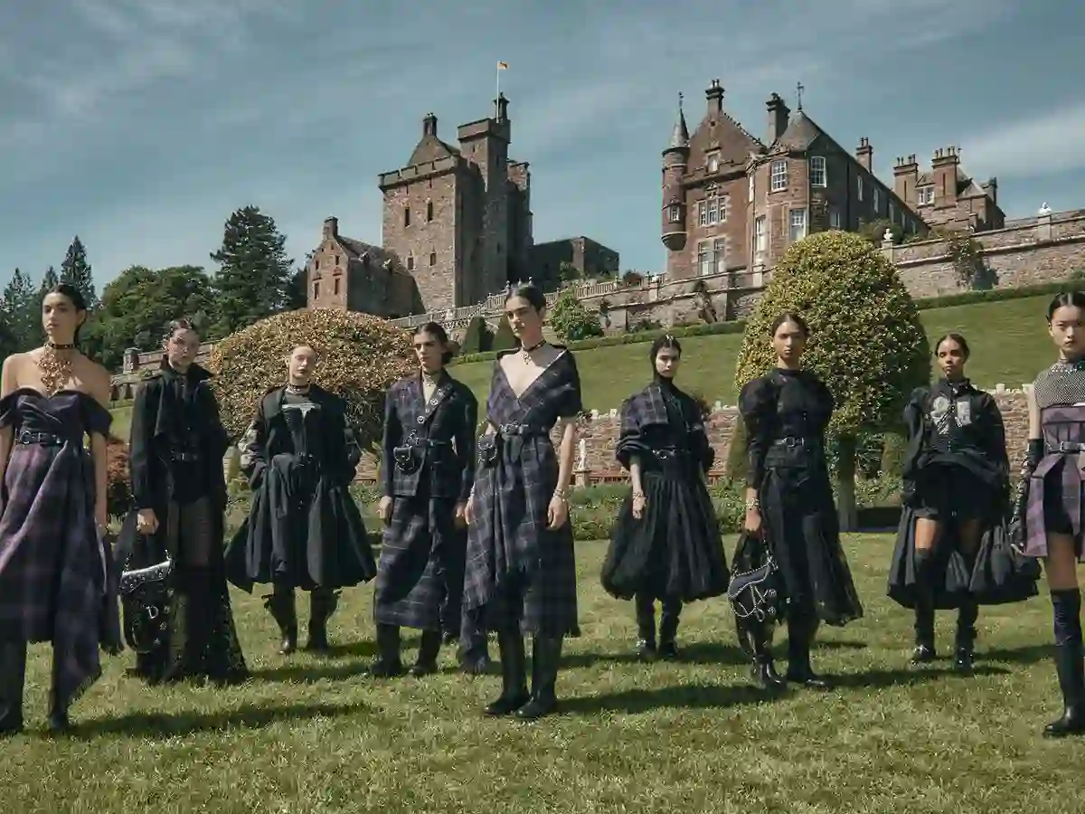 Dior Cruise 2025: Maria Grazia Chiuri presenta la nuova collezione in Scozia