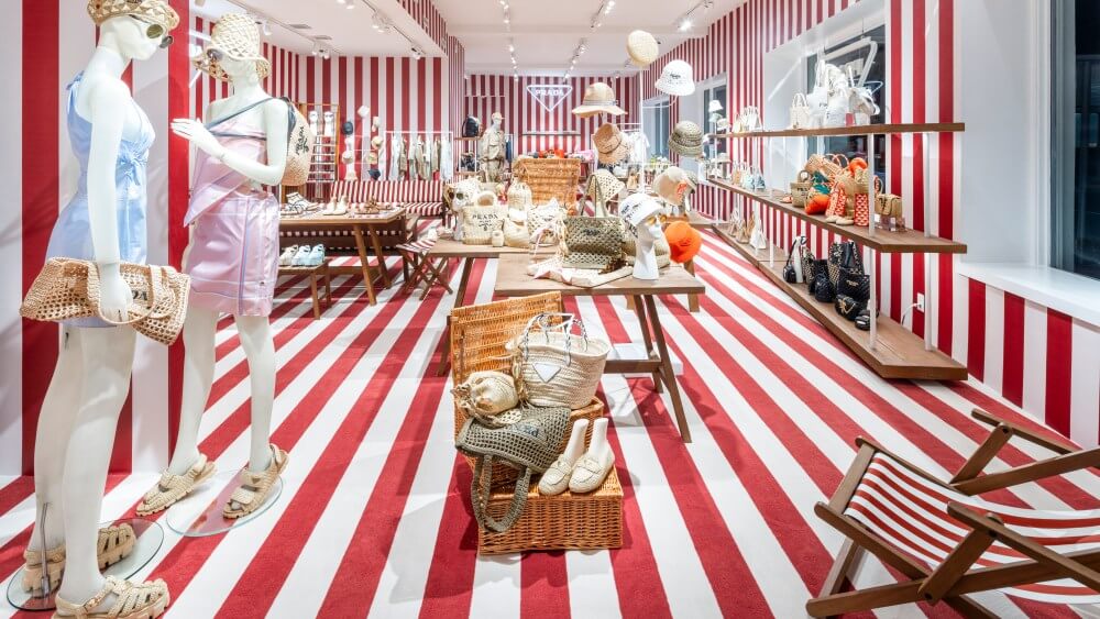 Prada torna per l’estate con la sua nuova boutique (stavolta a righe avorio e rosse) negli Hamptons