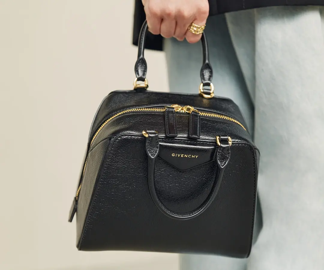 Givenchy presenta la sua nuova creazione, l’Antigona Cube antigona cube