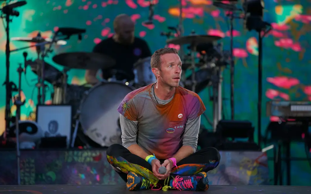 Coldplay, a Glastonbury con Michael J Fox: “La ragione per cui siamo una band è Ritorno al futuro”