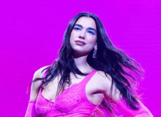 Il rossetto dell’estate è malva: parola di Dua Lipa