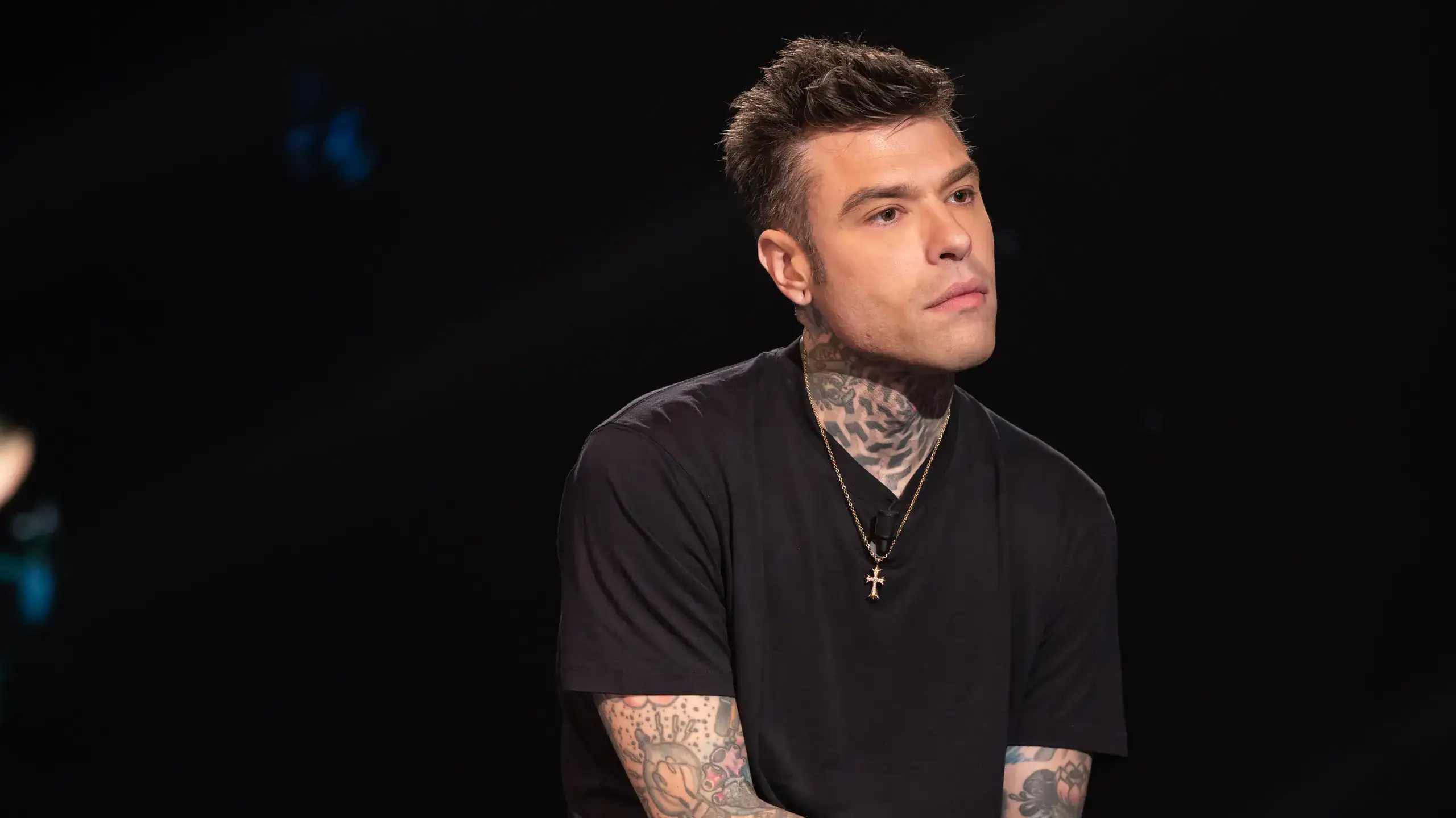 Fedez fa sul serio con Garance Authiè? Scatta il bacio in pubblico Fedez fa sul serio con Garance Authiè?