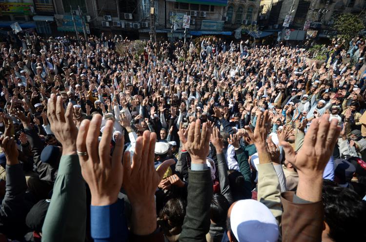 Orrore in Pakistan: uomo linciato dalla folla per blasfemia