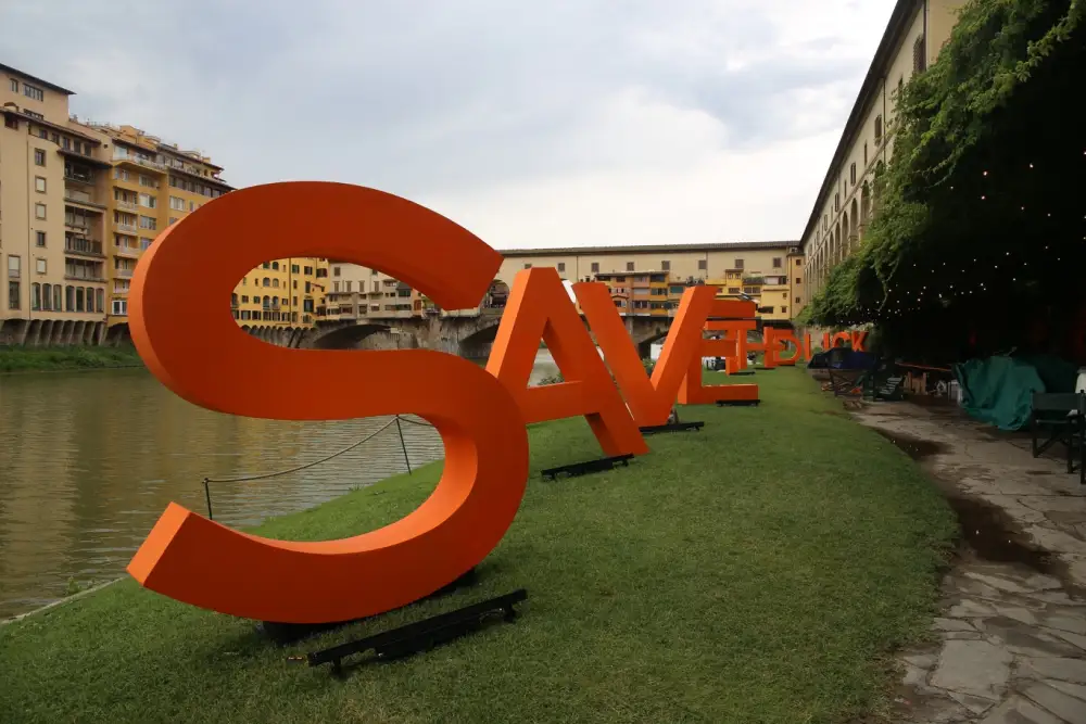 Save The Duck apre a Firenze e colora di giallo la città