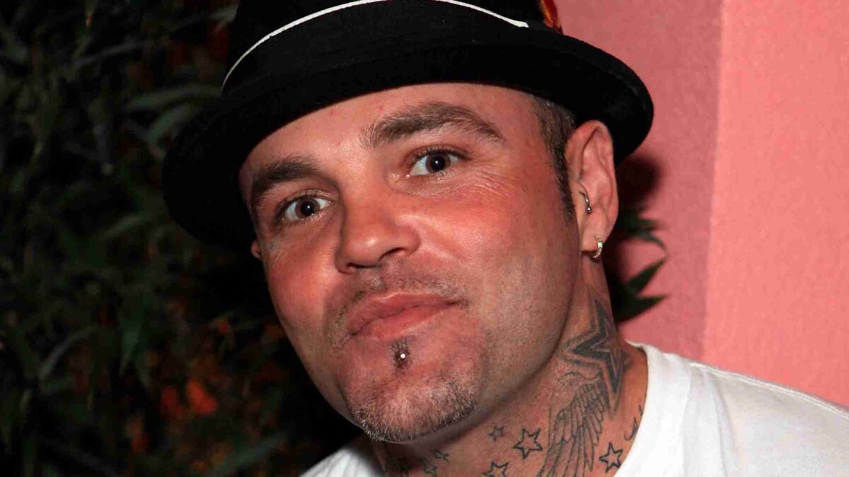 Shifty Shellshock, morto il cantante dei Crazy Town: aveva 49 anni Shifty Shellshock trovato senza vita nella sua abitazione a Los Angeles