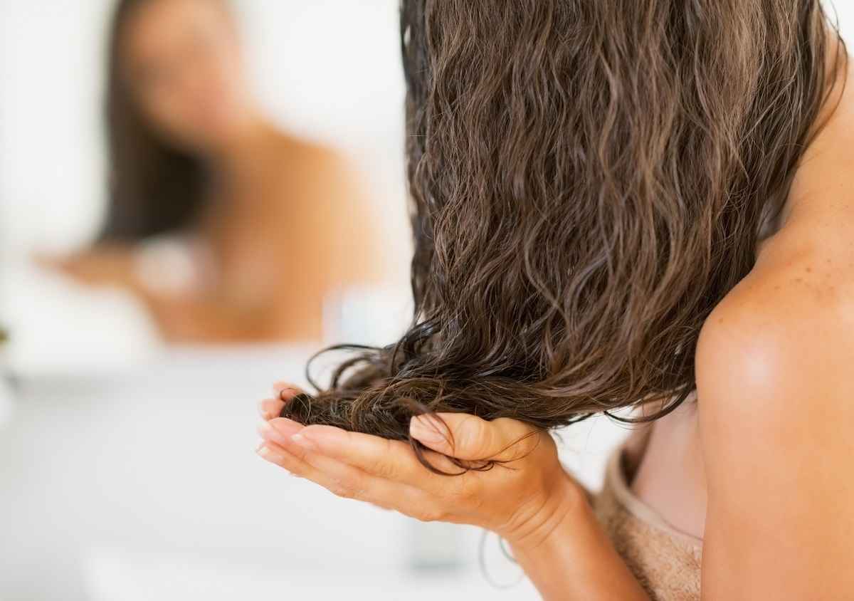 Consigli pratici per far capelli folti e sani: come far crescere i capelli e contrastarne la caduta