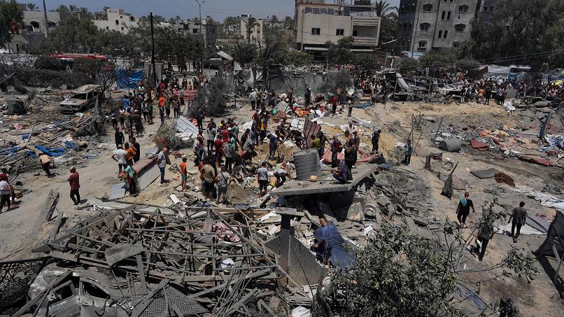 Almeno 90 palestinesi sono stati uccisi in un attacco aereo israeliano su un’area designata a fini umanitari