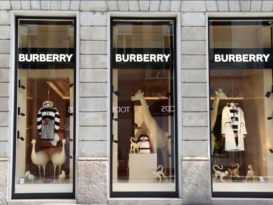 Perché Burberry ha deciso di tagliare centinaia di posti di lavoro?