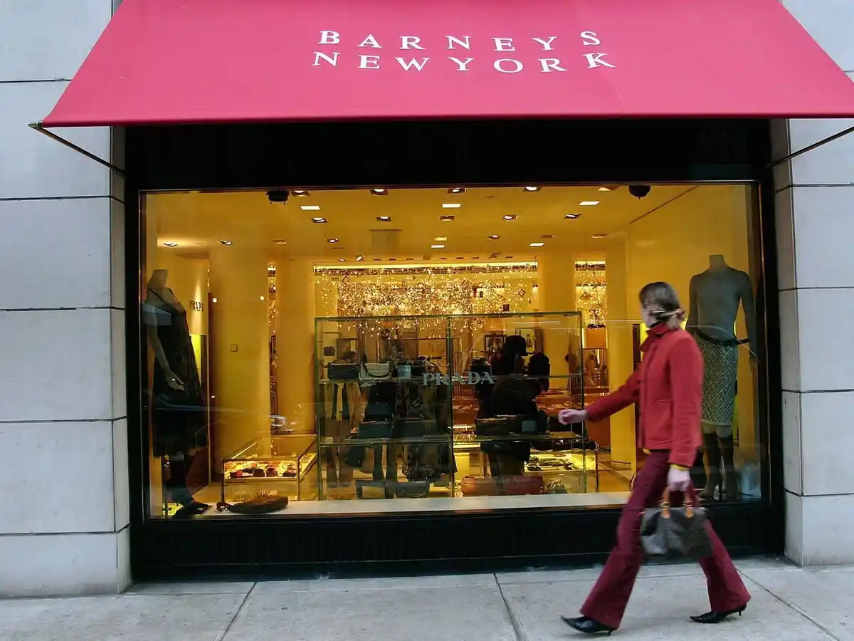 Lo storico Barneys torna in grande stile con Saks e presenta una linea per la casa