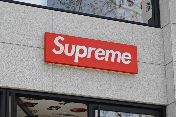 EssilorLuxottica acquista Supreme per 1,5 miliardi di dollari: un nuovo capitolo per lo streetwear