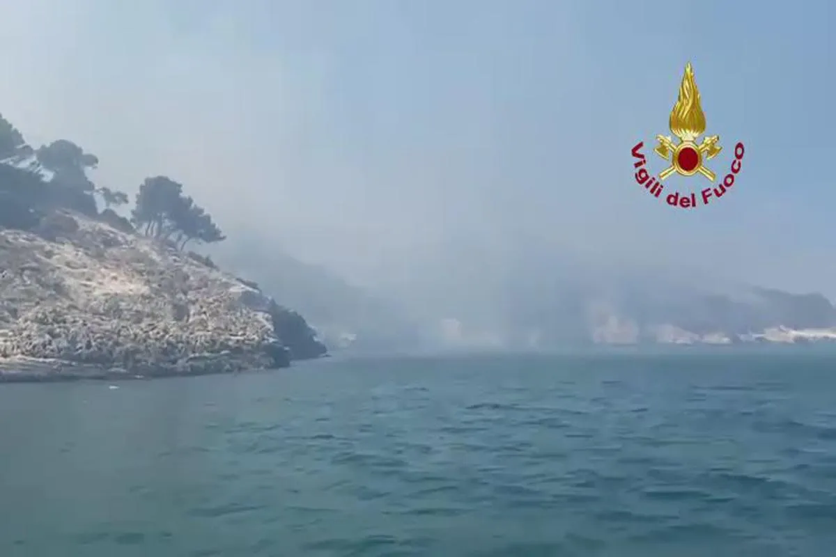 Baia di San Felice in fiamme, 1200 turisti evacuati nel Gargano