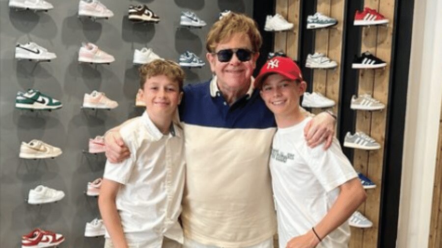 Elton John ha fatto pipì in una bottiglietta, in un negozio a Nizza