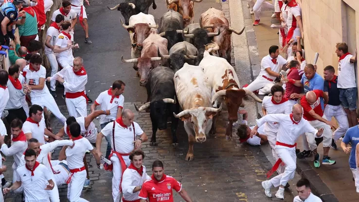 Pamplona, feriti alla festa di San Firmino: polemiche sulla folle corsa dei tori