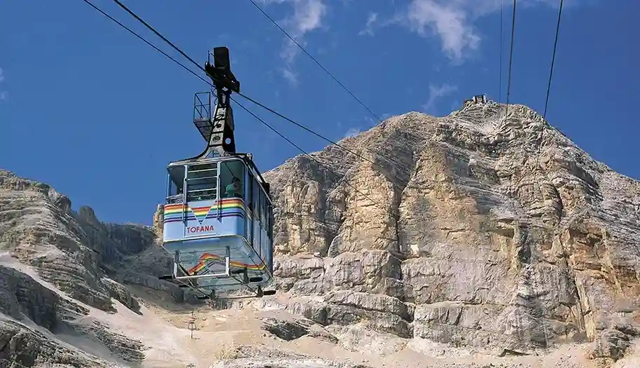Cortina: una cabina della funivia si sgancia nel vuoto