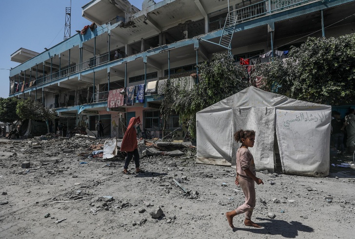 Attacco aereo israeliano su una scuola a Gaza: almeno 16 persone uccise