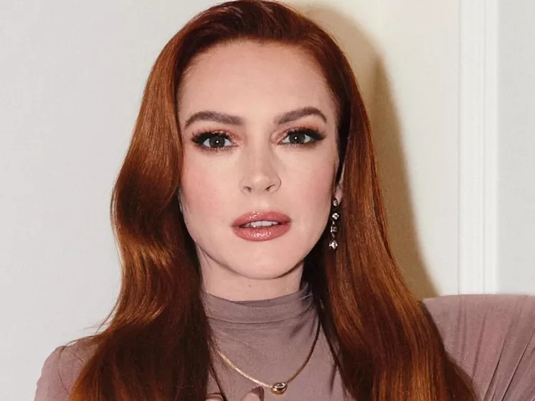 Lindsay Lohan lancia il nuovo trend “Churro Hair” (e va alla riconquista del palcoscenico)
