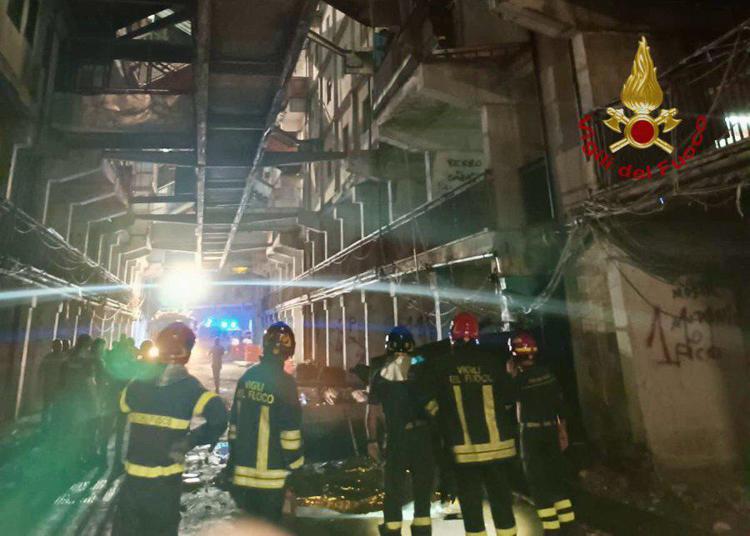 Scampia, crolla ballatoio: 2 morti e 13 feriti