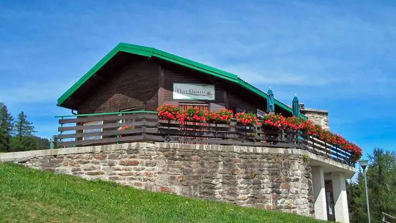 Incidente al rifugio Bar Bianco in Valtellina: esplosione durante il pranzo di Ferragosto
