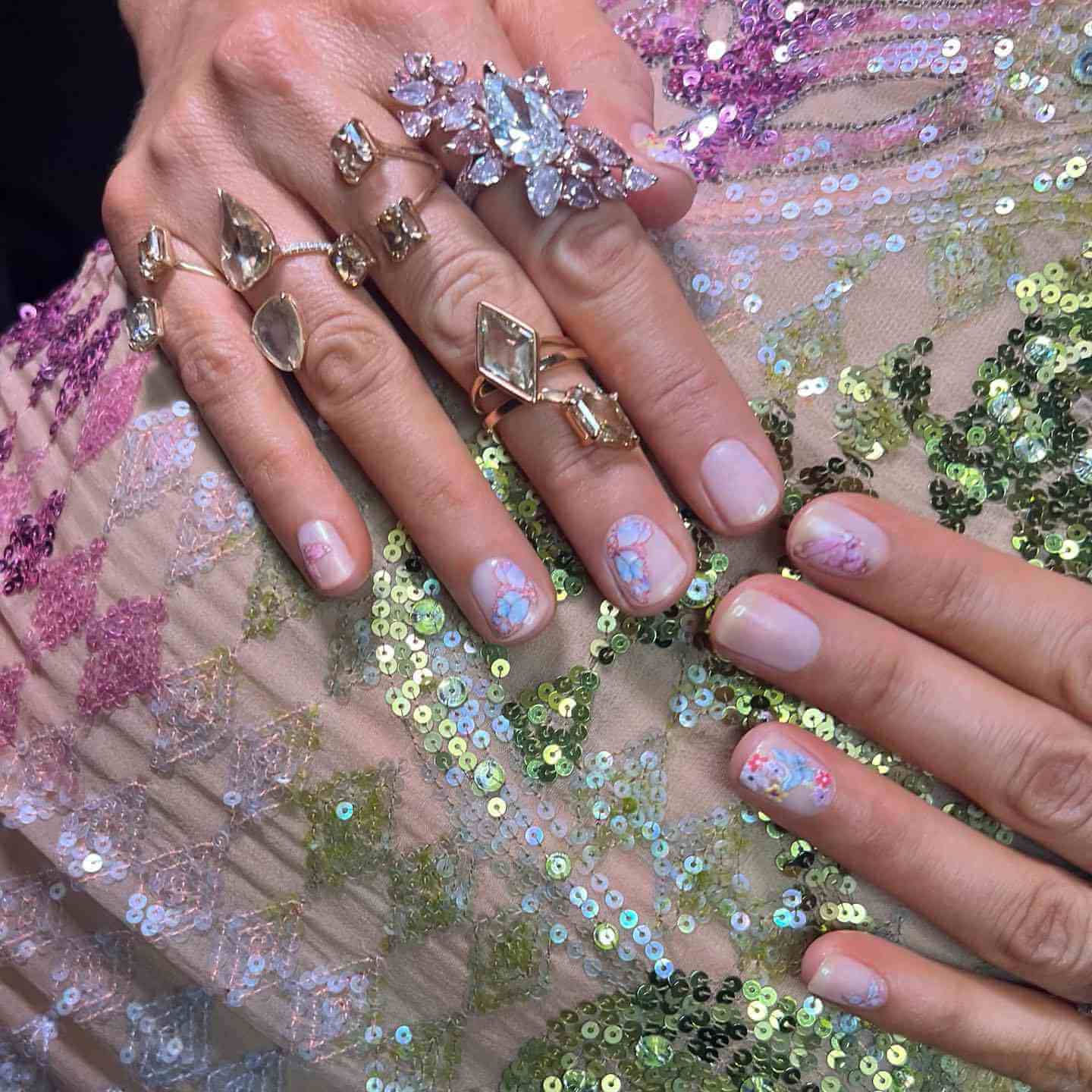 Blake Lively e le sue butterfly nails, ispirate a Britney, ci fa tornare negli anni 2000 (ed è già virale)