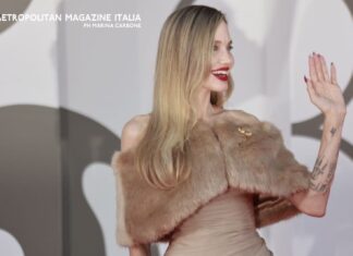 Venezia 81, i look sul red carpet: Angelina Jolie eterea, Eva Herzigova sorprendente Angelina Jolie - Ph © Marina Carbone