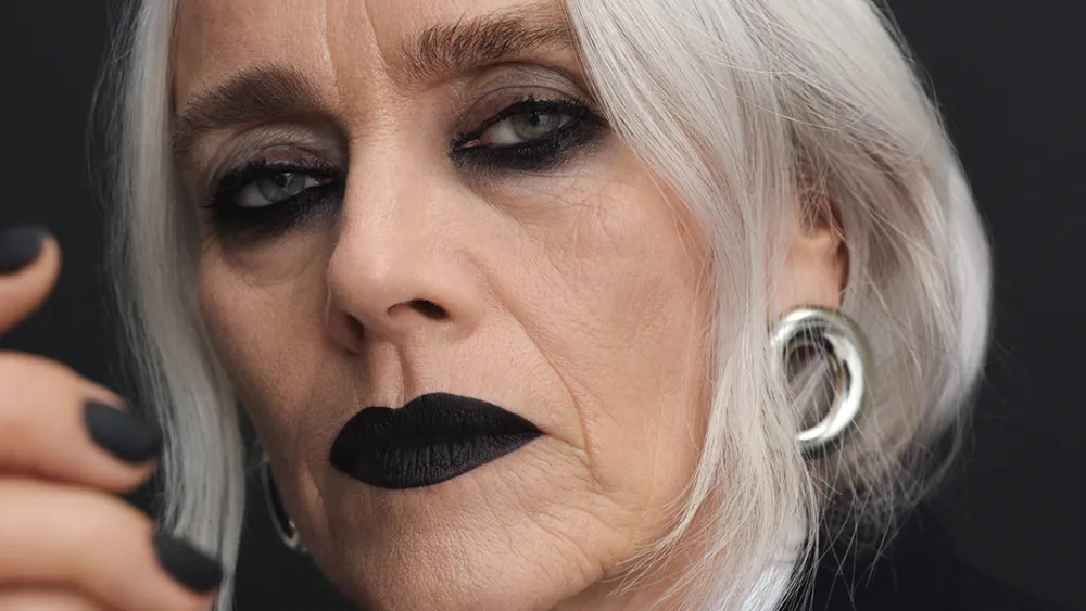 MAC Cosmetics si lancia nel mondo del design: arriva la Vernice MAC Black 40