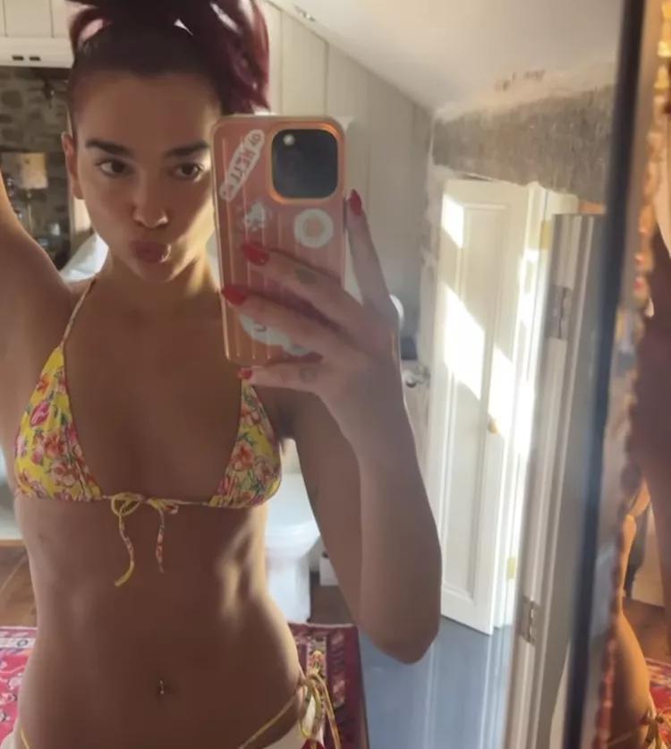 Dua Lipa lancia il trend dei tiny bikini