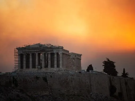 Atene, l’incendio non è ancora stato domato: morta una donna