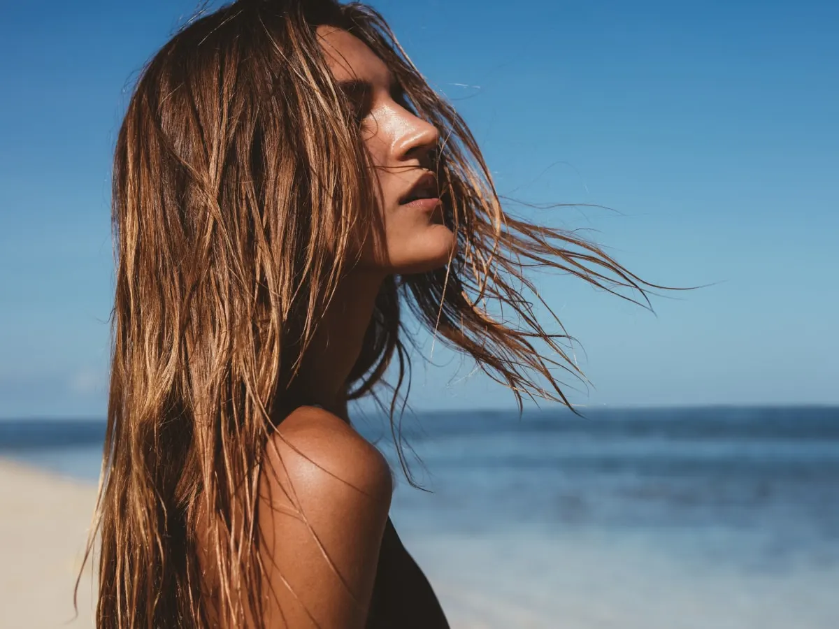 Capelli secchi? Alcune tips per evitare i danni di salsedine e cloro